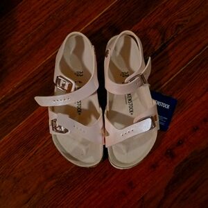 Girls birgenstock sandals, light pink, brand new